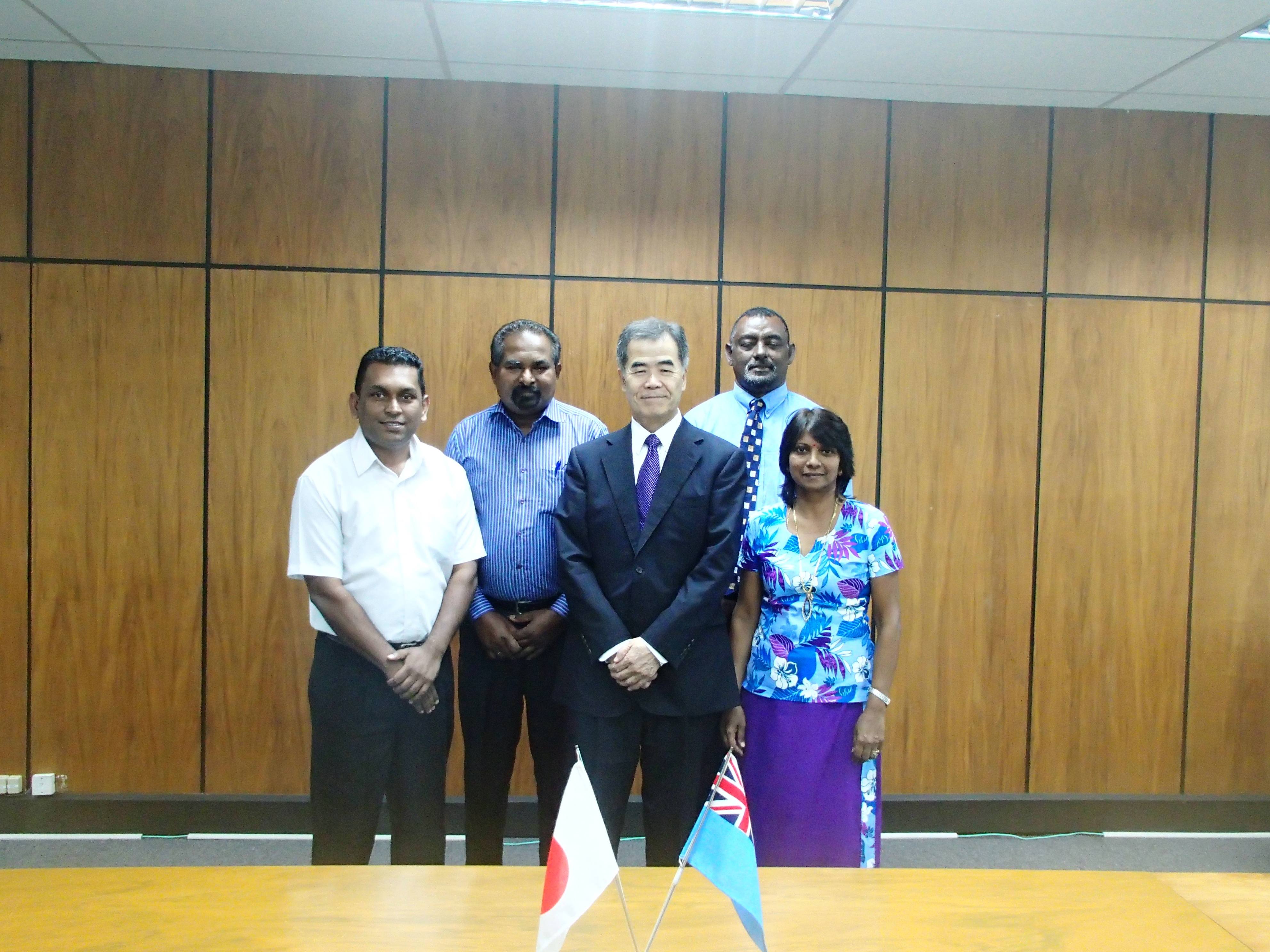 フィジー草の根無償資金協力・GC署名式・5件