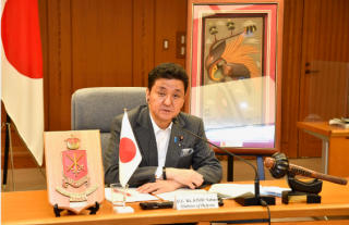 岸防衛大臣